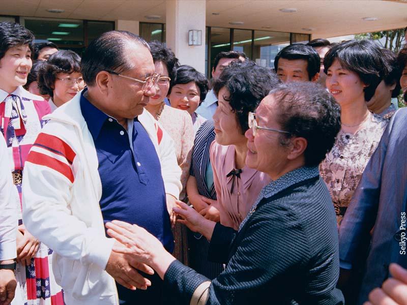 Daisaku Ikeda incoraggia un gruppo di compagni di fede